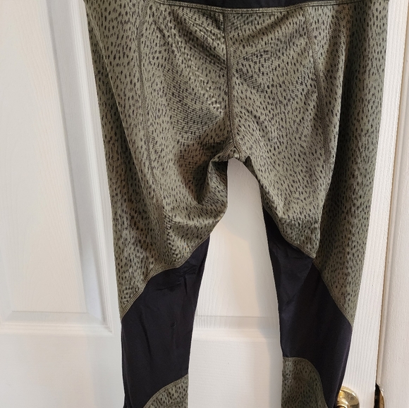 Lululemon size 8 crop - Picture 3 of 7